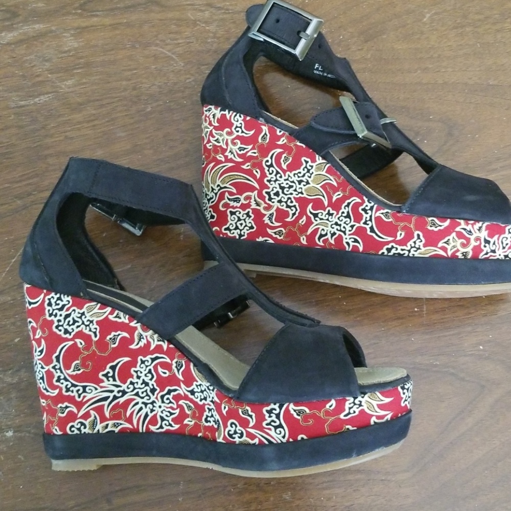 BLACKSTONE Batik patterned wedges